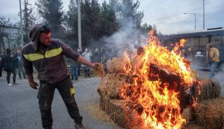 Πληθαίνουν τα μπλόκα σε όλη την Ελλάδα: Αγρότες έκλεισαν δρόμους και άναψαν φωτιές - Ζητούν συνάντηση με Μητσοτάκη