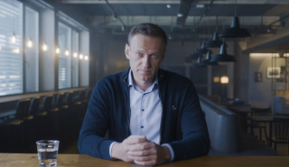 Ο σκηνοθέτης του βραβευμένου με Όσκαρ ντοκιμαντέρ «Navalny»: «Η ιστορία δεν τελειώνει. Μόλις αρχίζει»