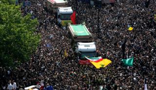 Ιράν: Εκατομμύρια άνθρωποι στη νεκρική πομπή του προέδρου Εμπραχίμ Ραϊσί στην Τεχεράνη