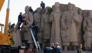 Ουκρανία: Οι αρχές του Κιέβου αποσυναρμολογούν μνημείο της σοβιετικής εποχής που υμνούσε τη φιλία με τη Ρωσία