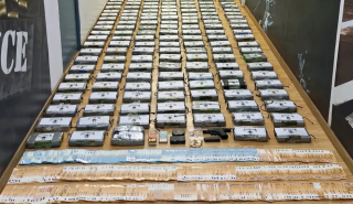 Πειραιάς: 320 κιλά κοκαΐνης εντοπίστηκαν κρυμμένα σε κοντέινερ με γαρίδες