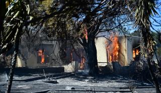 Σε εξέλιξη φωτιά στην Πλάκα Κερατέας - Στις φλόγες σπίτια