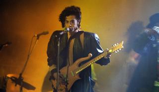 Η θρυλική ηλεκτρική κιθάρα «Cloud 3» του Prince πουλήθηκε για ποσό ρεκόρ