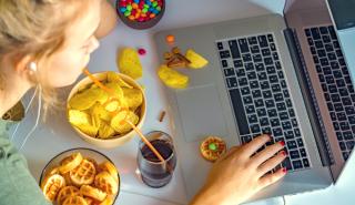 Το junk food αυξάνει το άγχος, σύμφωνα με έρευνα