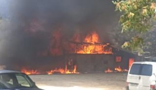 Σε ύφεση η πυρκαγιά σε εργοστάσιο στο Μοσχάτο - Αποκαταστάθηκε η κυκλοφορία