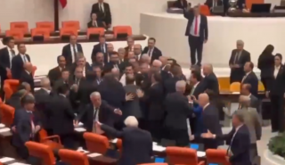 Ξύλο μεταξύ βουλευτών στην τουρκική Εθνοσυνέλευση - Βίντεο