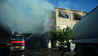 Ολονύχτια μάχη με τις φλόγες στις Αχαρνές - Κάηκαν δύο εργοστάσια, πώς ξεκίνησε η φωτιά