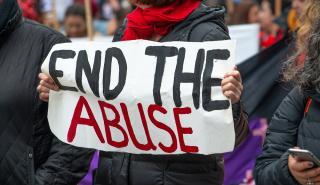 Βρετανία: «Εθνική έκτακτη ανάγκη» συνιστά η βία κατά των γυναικών