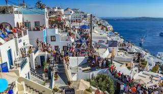 Bloomberg: Ο υπερτουρισμός αποτελεί πλέον απειλή για τα ελληνικά νησιά