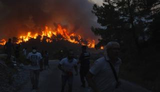 Τουρκία: Μάχη με τις φλόγες για δεύτερη νύχτα στη Σμύρνη