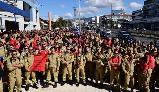 Νέα συγκέντρωση εποχικών πυροσβεστών στη Βουλή - Καταγγέλλουν επίθεση από τα ΜΑΤ