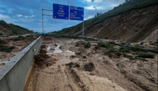 Η Βαρκελώνη σε «κόκκινο» συναγερμό: Πλημμύρισαν δρόμοι - Ακυρώσεις πτήσεων