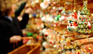 EY: Πιο προσεκτικοί οι καταναλωτές τα Χριστούγεννα λόγω ακρίβειας και φόβων για το μέλλον