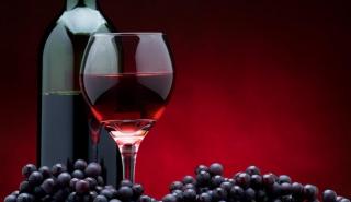 Μειώνεται στο μισό ο φόρος στο κρασί, στα 0,15 ευρώ ανά φιάλη