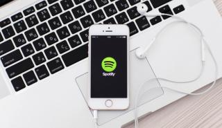 «Ξύλο» μετά μουσικής παίζουν Apple και Spotify