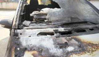 Εμπρηστική επίθεση τα ξημερώματα στου Ζωγράφου – Πυρπόλησαν 5 σχολικά, 6 αυτοκίνητα και 3 μοτοσικλέτες