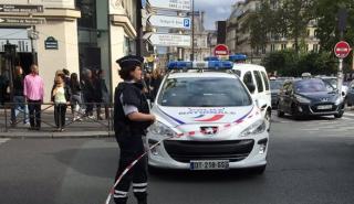 Συναγερμός στο Παρίσι για άνδρα που πυροβολεί από το μπαλκόνι του