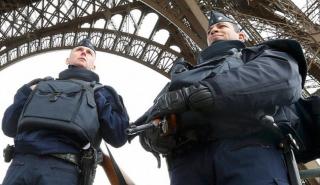 Γαλλία: Άνδρας που έπεσε από κτίριο στη Λα Ντεφάνς προκάλεσε πανικό στον κόσμο και την επέμβαση της αστυνομίας