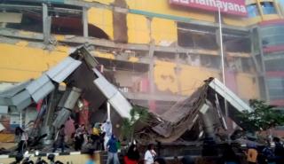 Ινδονησία: Περισσότερα από 120 κτίρια καταστράφηκαν από τον ισχυρό σεισμό των 7,6 Ρίχτερ