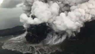 Ινδονησία: Το ηφαίστειο Ανάκ Κρακατόα εξερράγη