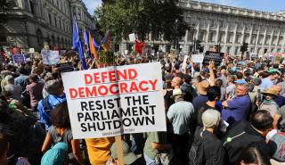 «Μπόρις Τζόνσον, ντροπή σου»: Στους δρόμους χιλιάδες Βρετανοί, αντιδρούν στο κλείσιμο του κοινοβουλίου