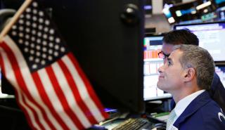 Το τρίπτυχο του φόβου που κοκκίνισε τη Wall Street