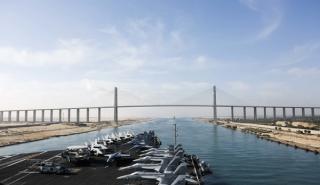 Διώρυγα του Σουέζ: Συνεργασία με ναυτιλιακές για μείωση του αντίκτυπου των επιθέσεων στην Ερυθρά Θάλασσα