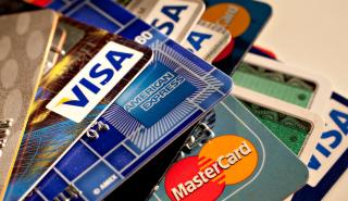 Αυξάνονται οι... χρεωστικές κάρτες στα πορτοφόλια των Ελλήνων