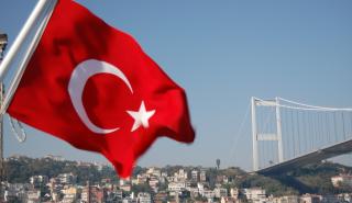Fitch: Εκτεθειμένες οι τουρκικές εταιρείες από την αδύναμη πολιτική και τη Fed