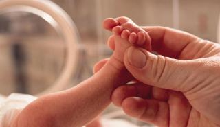 Έρευνα: Σπάνια η μετάδοση του κορονοϊού από τη μητέρα στο μωρό πριν ή μετά τη γέννα