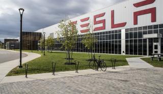 Εκτοξεύτηκε στα 780 δολάρια η μετοχή της Tesla