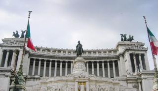 Υποβάθμιση της Ιταλίας από τη Fitch σε «BBB-», ύφεση 8%