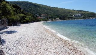 Βουλή: Το πλαίσιο για τις ξαπλώστρες στις παραλίες