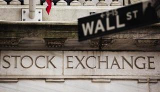 Στο «κόκκινο» η Wall Street - Χαμηλό έτους για τον S&P 500