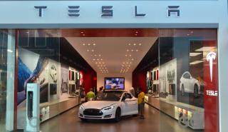 Η Tesla με όλη τη γκάμα της στο Golden Hall στο Μαρούσι