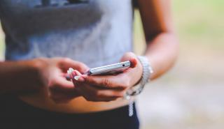 Έρευνα: Ο κορονοϊός επιβιώνει έως 28 μέρες στις οθόνες των κινητών