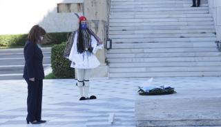 Σακελλαροπούλου: Η ΠτΔ παρακολούθησε σήμερα την επίσημη τελετή αλλαγής Φρουράς στο Μνημείο του Άγνωστου Στρατιώτη