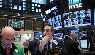 Wall Street: Δεν επηρεάζονται από την παραπομπή Τραμπ οι επενδυτές