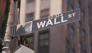 «Μίνι ράλι» στη Wall Street με μπάσιμο στις τράπεζες