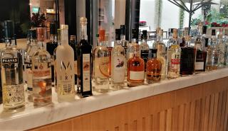 Υψηλή φορολογία και πανδημία αδειάζουν το ποτήρι για τα αλκοολούχα ποτά