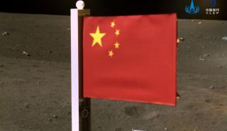 Η κινεζική σημαία «κυματίζει» πλέον στη Σελήνη