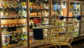Σούπερ μάρκετ: Στα τυποποιημένα τρόφιμα στρέφονται οι καταναλωτές
