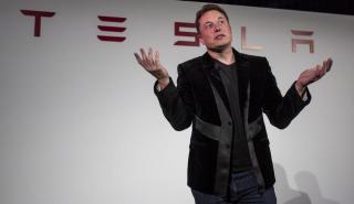 Ο Έλον Μασκ προσπαθεί να ρίξει αλλού τις ευθύνες για την «συντριβή» της Tesla