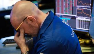 Από το ράλι στο «βαθύ κόκκινο» η Wall Street - Στις -400 μονάδες ο Dow και - 3% ο Nasdaq