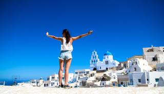 ΕΤΕ για τουρισμό: Με ναυαρχίδα τα νησιά, η Ελλάδα ξεπερνά τους ανταγωνιστές