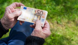 Πώς 30.000 επιπλέον συνταξιούχοι «ροκανίζουν» 400 εκατ. ευρώ από τα υπερέσοδα