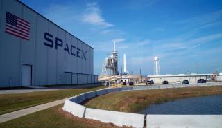H SpaceX εκτοξεύει τον πρώτο επανδρωμένο, επαναχρησιμοποιημένο πύραυλο στο διάστημα