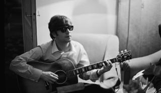 Η τεχνητή νοημοσύνη «ζωντανεύει» τη φωνή του Τζον Λένον για τους Beatles