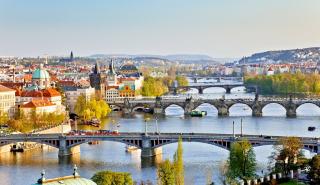 Η Τσεχία κατηγορεί τη Ρωσία για εμπρηστική επίθεση σε αστικά λεωφορεία στην Πράγα