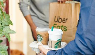Starbucks και Uber Eats «ενώνουν δυνάμεις» στο delivery καφέ